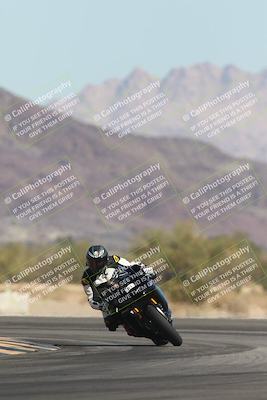 media/Oct-30-2025-Racers Edge (Thu) [[dabbdaf680]]/3-B Group/Session 2 (Turn 14)/